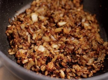 step8: 洋蔥炒至深褐色【成功關鍵就在這一步】→洋蔥開始變色後就將火轉小，拌炒洋蔥，然後暫時放著加熱。重複上述步驟，將洋蔥炒至深褐色