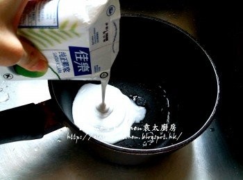 step4: 蒸黑糯米期間將200ml份量的椰漿倒入煲內
