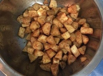 step3: 蘋果丁加入肉桂粉混勻備用。
