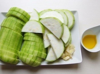 step2: 將絲瓜削去外皮,切成片狀,蒜頭拍碎