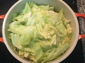 step4: 放入高麗菜略炒後，