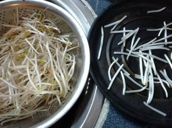 step1: 綠豆芽去頭尾只剩220克，再一分二，洗淨【也可以買現成的銀芽】；
出水30秒，撈起瀝幹水份