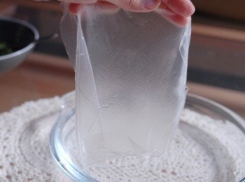 step3: 將一塊米紙浸入暖水內，浸約30秒至軟身，然後放在木板上