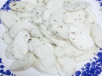 step2: 鮮淮山切大斜片。加海鹽和黑椒拌勻，稍醃。