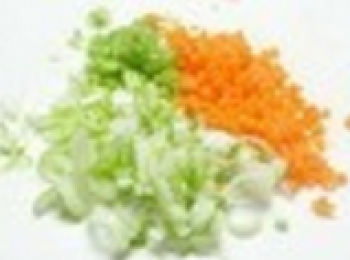 step1: 把胡蘿蔔、大蔥、家裡剩下的蔬菜，都切成末