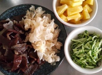 step1: 將所有<span class="group_1">食材</span>備好(黑木耳用手撕更有口感)