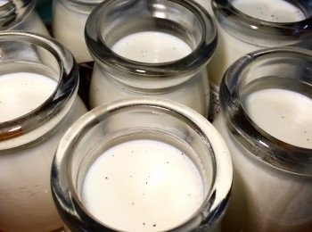 step5: 把牛奶隔篩，之後逐小倒入小瓶中，待涼後蓋上蓋子，放入雪櫃最一晚就可以了。