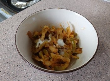 step2: 榨菜加2茶匙糖撈勻， 醃1小時