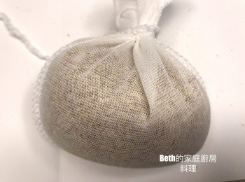 step3: 將愛玉籽裝入濾袋中，綁緊袋口