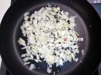 step2: 平底鍋倒油，放入洋葱，開中火，用鍋鏟拌炒。