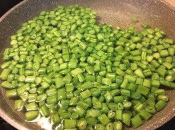 step2: 用鍋煲滾水後，加入四季豆煮約3-4分鐘，隔水撈起備用