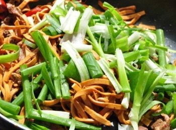 step5: 蔥段放入提味