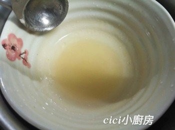 step2: 魚膠粉加入清水攪勻至溶，隔熱水坐熱，備用。
%