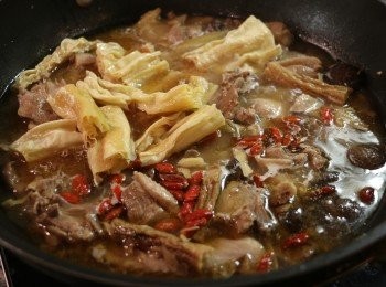 step8: 起鍋前5分鐘，放入腐竹、杞子和少許鹽，大火煮開後即可。