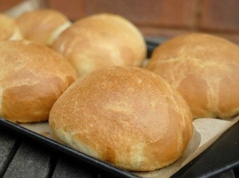 step6: 在麵團表面塗一層溶化牛油，可令麵包有金黃酥脆的效果。放入已預熱190度烤箱，烤15至18分鐘，至表面金黃色即可