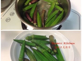 step5: 以中小火煮滾半鍋水，把秋葵放入，水煮約1分鐘， 稍微攪拌、撈起並放涼備用