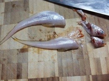 step1: 鳳尾魚先切去頭部，挖出腸臟後洗淨，抹乾水份