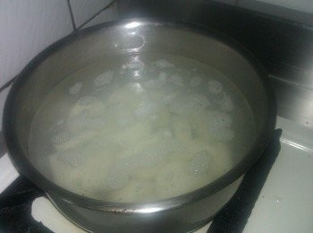 step1: 先備一鍋冷水約６分滿，將馬鈴薯切丁狀放入鍋中，一起大火滾煮