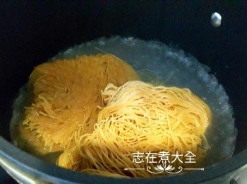 step5: 水滾加點鹽，加入炒麵餅大約煮2至3分鐘至適合的煙韌度隔水備用