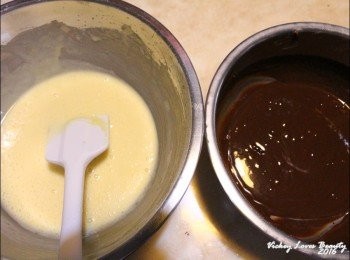 step4: 已拌匀的麵糊與混合好的可可花生醬糊