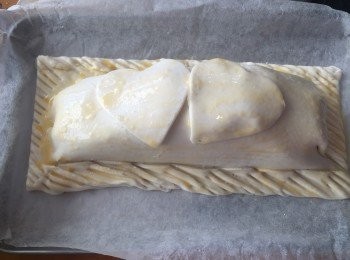 step6: 用心型曲奇模，在另外半塊酥皮型成兩個心型，鋪上酥皮盒。
掃上蛋汁，放入焗爐180c 焗35分鐘即可。