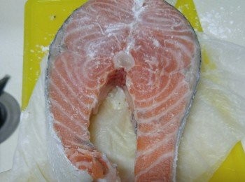 step1: 魚洗干浄，厨房纸吸干水份两面朴上少許生粉。