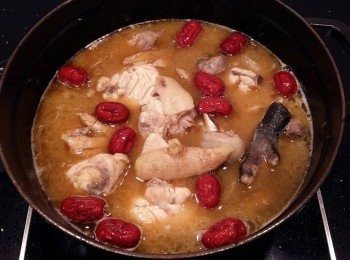 step6: 紅棗也一併下鍋燉煮。加入紅棗可增添風味...