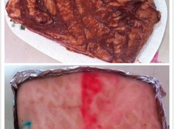 step3: 刺好了豬皮，把花肉翻轉再刺幾下在豬肉的部分【這樣會容易入味哦】，刺好了就把混合好的調味料塗上，調味料切勿沾到豬皮，然後利用錫箔紙把燒肉包好，露出豬皮即可。收進冰箱底部【不是結冰位置】，大概12小時【我比較貪心放了1天^^]等豬皮保持乾爽。