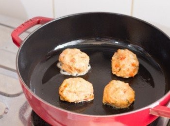step5: 煮食前取出，將材料分成 4 等份。中大火燒熱鍋子，下少許油，油熱後用匙羹挖出材料成球狀下鍋