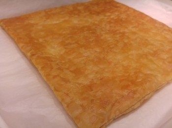 step3: 預熱焗爐爐温180度焗25分鐘,先將牛油紙放盆底,之後放一片酥皮再鋪一層牛油,需用網架壓住酥皮防脹起。