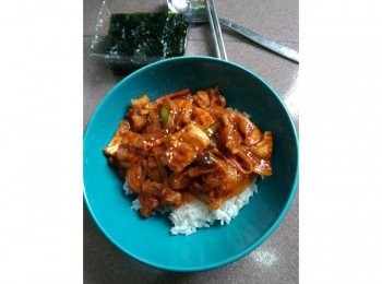 step6: 熱騰騰的白米飯準備好，辣炒豬肉蓋上去，撒上芝麻，加點芝麻油，紫菜準備好~ 就可以開餐啦