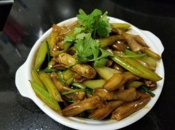 step5: 做法 :

將鴨舌清洗後 , 用 2 片薑 , 黃酒出水汋熟備用 , 大火燒起油鑊爆香蒜頭 , 乾蔥 , 薑片爆炒西芹至半熟 , 再放入辣椒碎 , 瑞士汁 , 糖 , 辣椒粉 , 雞粉加約半碗水 , 轉中火焗煮約 1 分鐘 , 再將鴨舌回鑊大火 , 煮至開始收乾水份 , 少少麻油 , 生粉水埋芡 , 完成 .