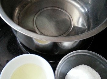 step2: 再將糖.生油.水煮滾,將糖煮溶