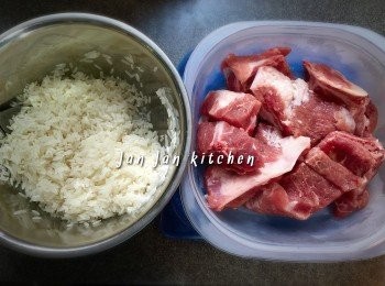 step2: 白米加醃料醃半小時。排骨加少許鹽醃半小時，汆水洗淨備用。