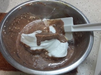 step6: 加入1／3旦白霜入旦黃液內。續以切拌法混合材料