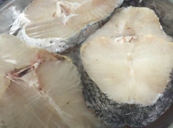 step1: 急凍魚件先解凍，可於碟上放一個膠的分隔，隔開水份