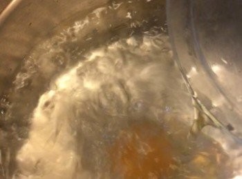 step9: 水波蛋做法: 放清水落鍋以大火煮滾水後, 加入醋、鹽, 之後轉中火, 用筷子打圈攪拌成旋渦, 隨即倒入雞蛋, 煮約2分鐘