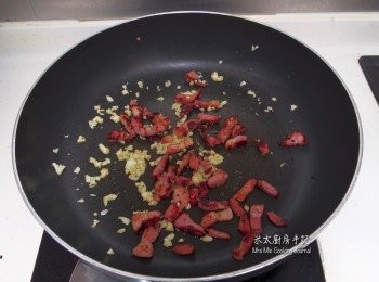 step3: 把煙肉切小粒，放入小和中煎香，再加入蒜蓉略炒，關火，備用。
