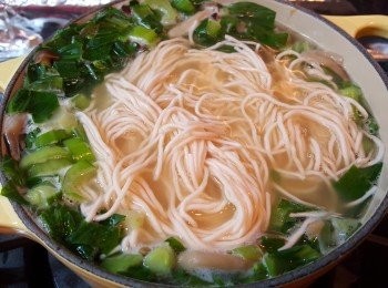 step4: 轉中火，將上海麵加入。