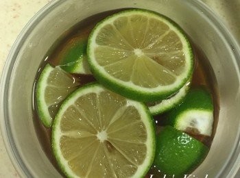 step5: (醃蜂蜜的話則是長這樣~)
接下來只要口渴想喝點涼的
就可以一次拿個1~2片出來搭配著冰水
比市售的飲料好喝、便宜又健康好幾倍~~