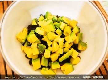 step4: 酪梨削去外皮後去籽，並分切成適當的小大放入碗中。