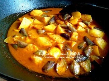 step13: 再加入茄子拌勻蓋上蓋用慢火煮多5分鐘 , 熄火焗30分鐘咖哩汁即成