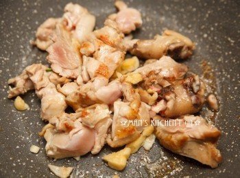 step2: 將切好的雞肉與蒜末一同下鍋炒香。