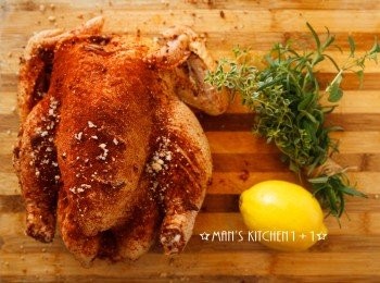 step3: 再來把準備好的綜合香草束與萊姆塞入全雞的肚子中備用。