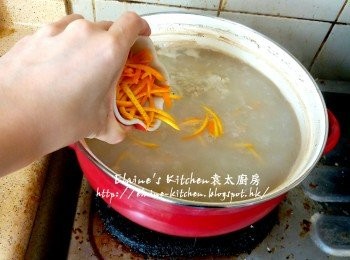 step6: 薏米煲1小時後加入橙皮絲拌勻熄火焗20分鐘