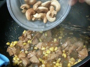 step8: 最後加上自製腰果炒勻即可熄火上碟