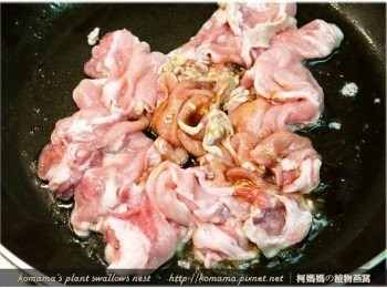 step3: 瘦肉片微熟後，添加醬油與辣油來調味，並拌炒片刻。