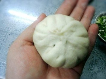 step5: 沿皮的邊緣捏皺摺慢慢的縮口