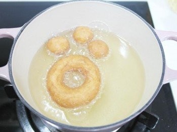 step5: 炸至兩面呈現金黃色!!! 取出稍微放涼後灑上砂糖即完成囉&gt;///