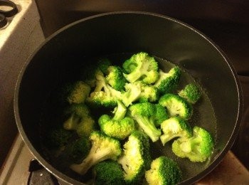 step3: 滾水煮西蘭花約3分鐘, 盛起備用